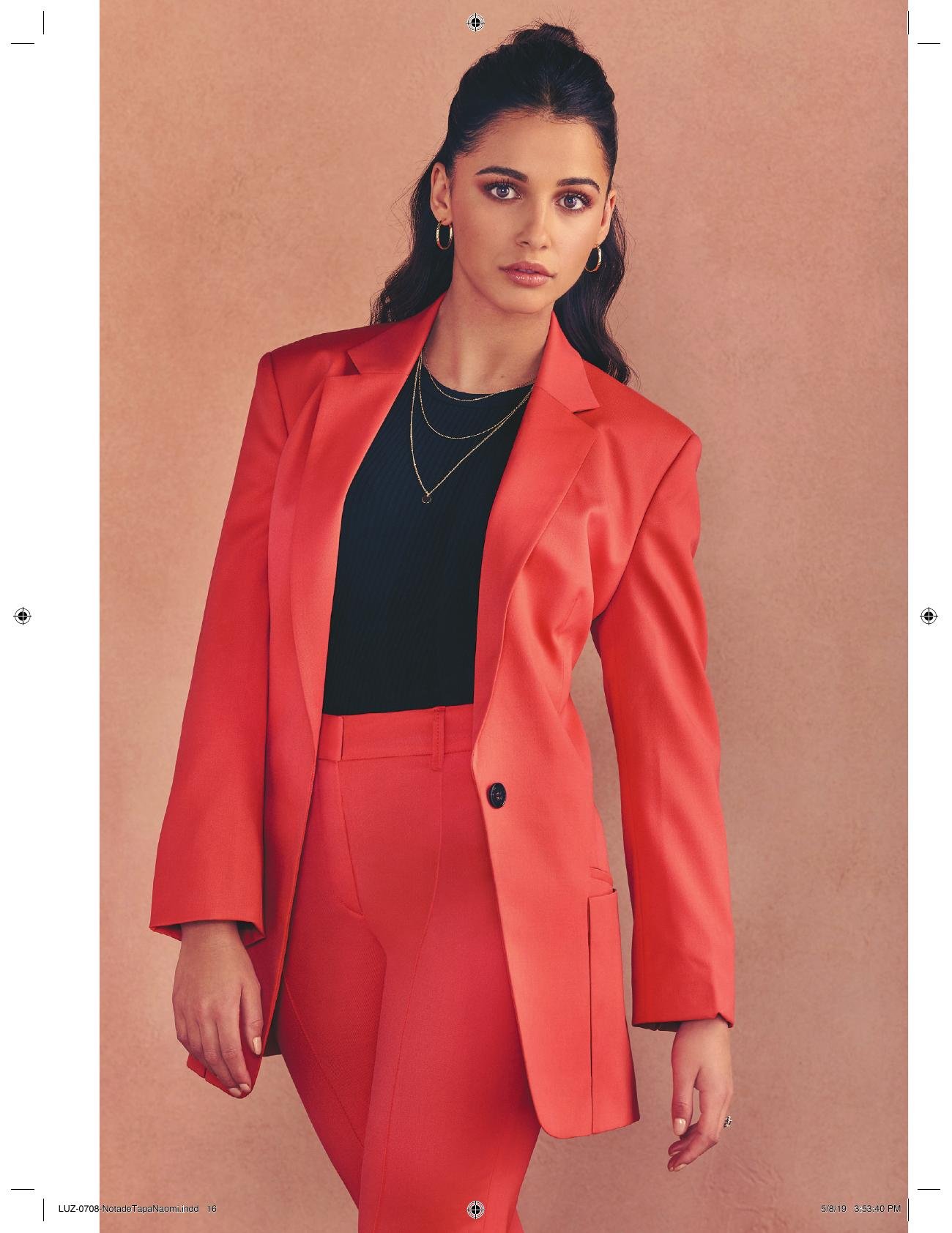 Naomi Scott: nota de tapa - página impresa 1